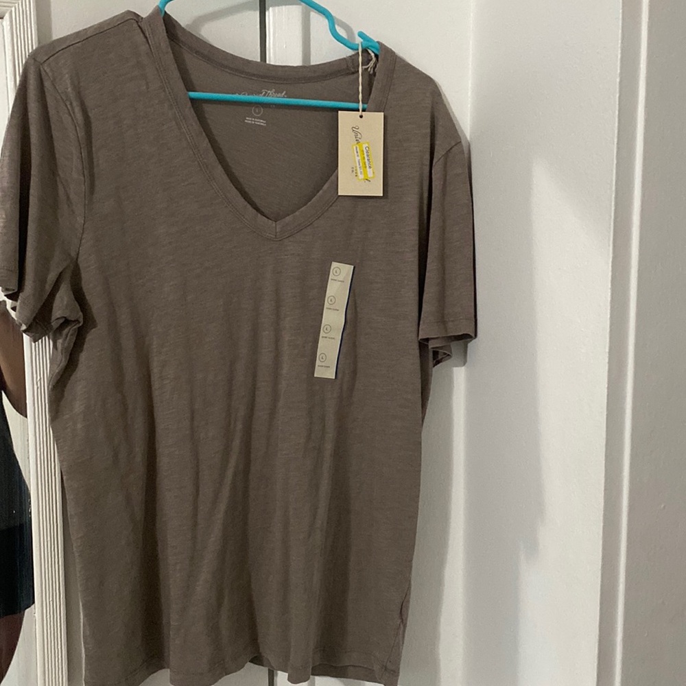 Clearance shirt I bought for my mom, she doesn’t like it.